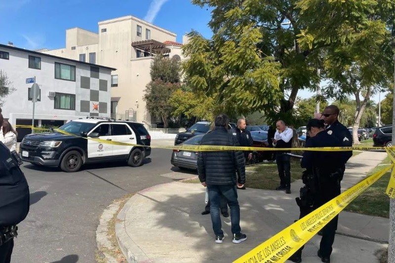Police remain on the scene hours after a Jewish man was shot on Thursday, Feb. 16, 2022, after leaving morning services at the Pinto Synagogue in the Pico-Robertson neighborhood of Los Angeles. (Photo/Forward-Louis Keene)
