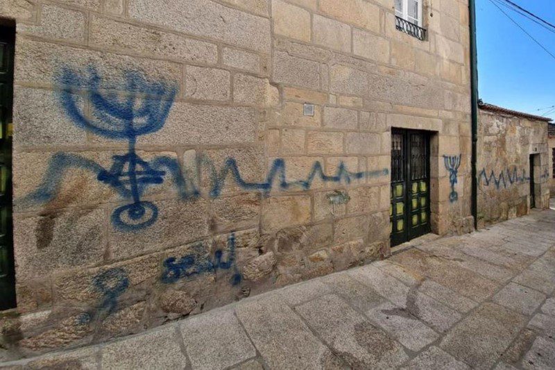Graffiti on the walls of the historical complex of Tui. | // PD
