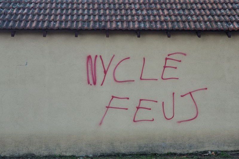 An antisemitic inscription is visible on the wall of a house on boulevard de Reims, in Roanne. Photo Progress /Marion GIOUSE